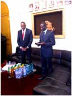 Au cours d’une cérémonie empreinte de solennité, tout le personnel de l’ambassade du Sénégal à Paris s’est retrouvé dans le salon de la chancellerie pour dire au revoir à leur désormais ex-ambassadeur, Son Excellence M. Mankeur Ndiaye, promu Ministre des